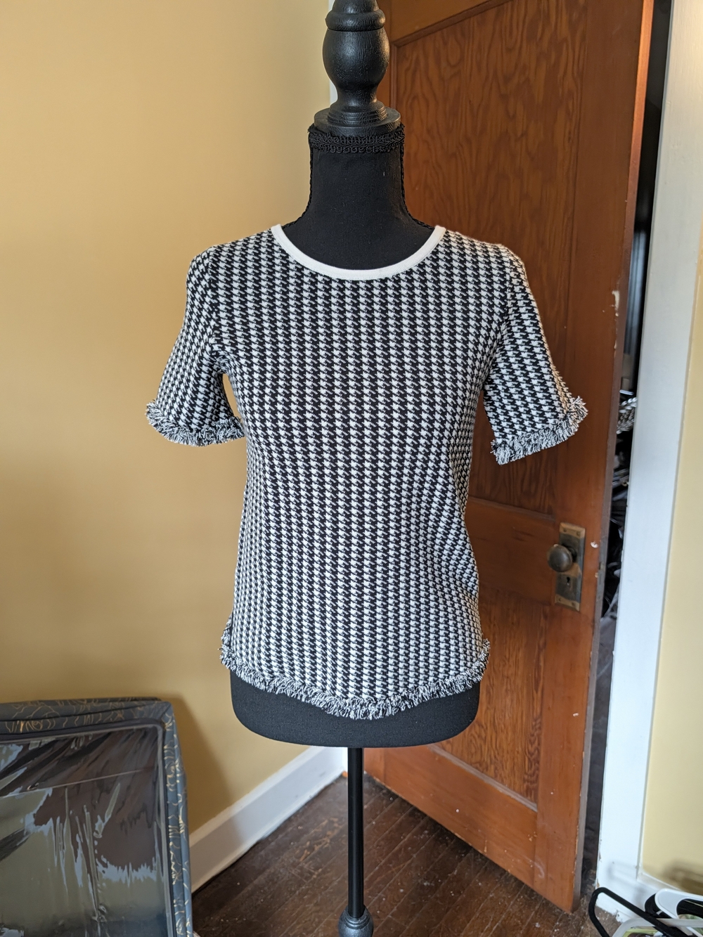 Ann Taylor Black & White Houndstooth Crew Neck Short Sleeve Sweater